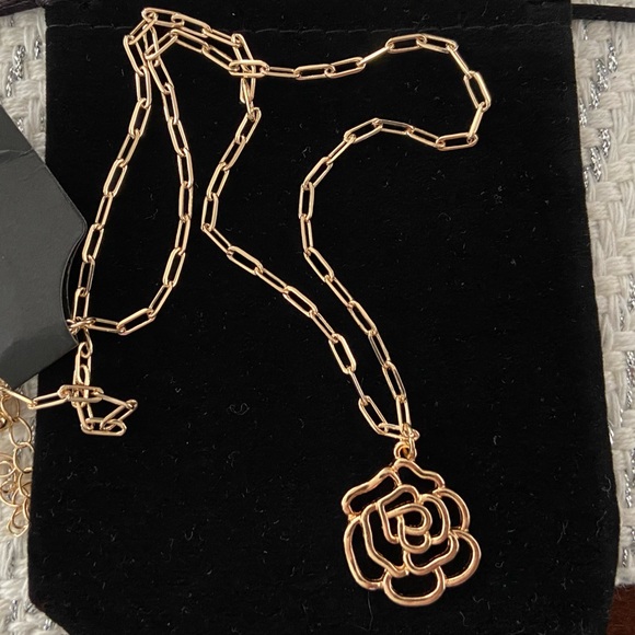 NWT! Beautiful link chain necklace with camellia flower pendant. - Picture 7 of 11